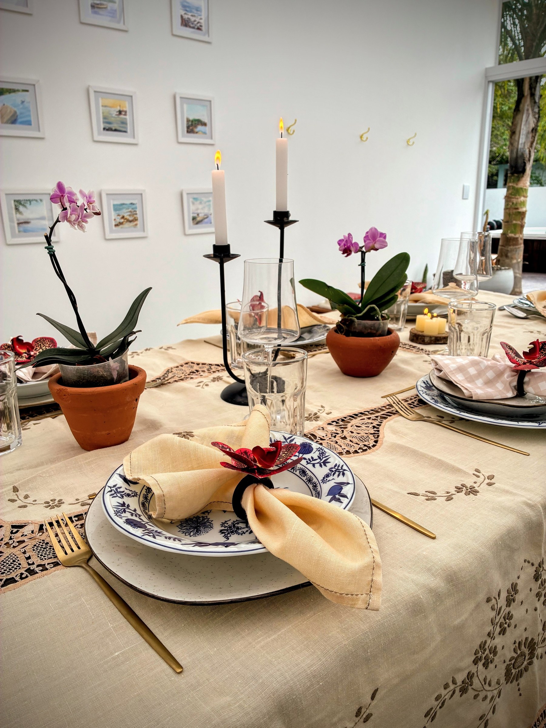 Mesa posta para jantar, no jardim de inverno